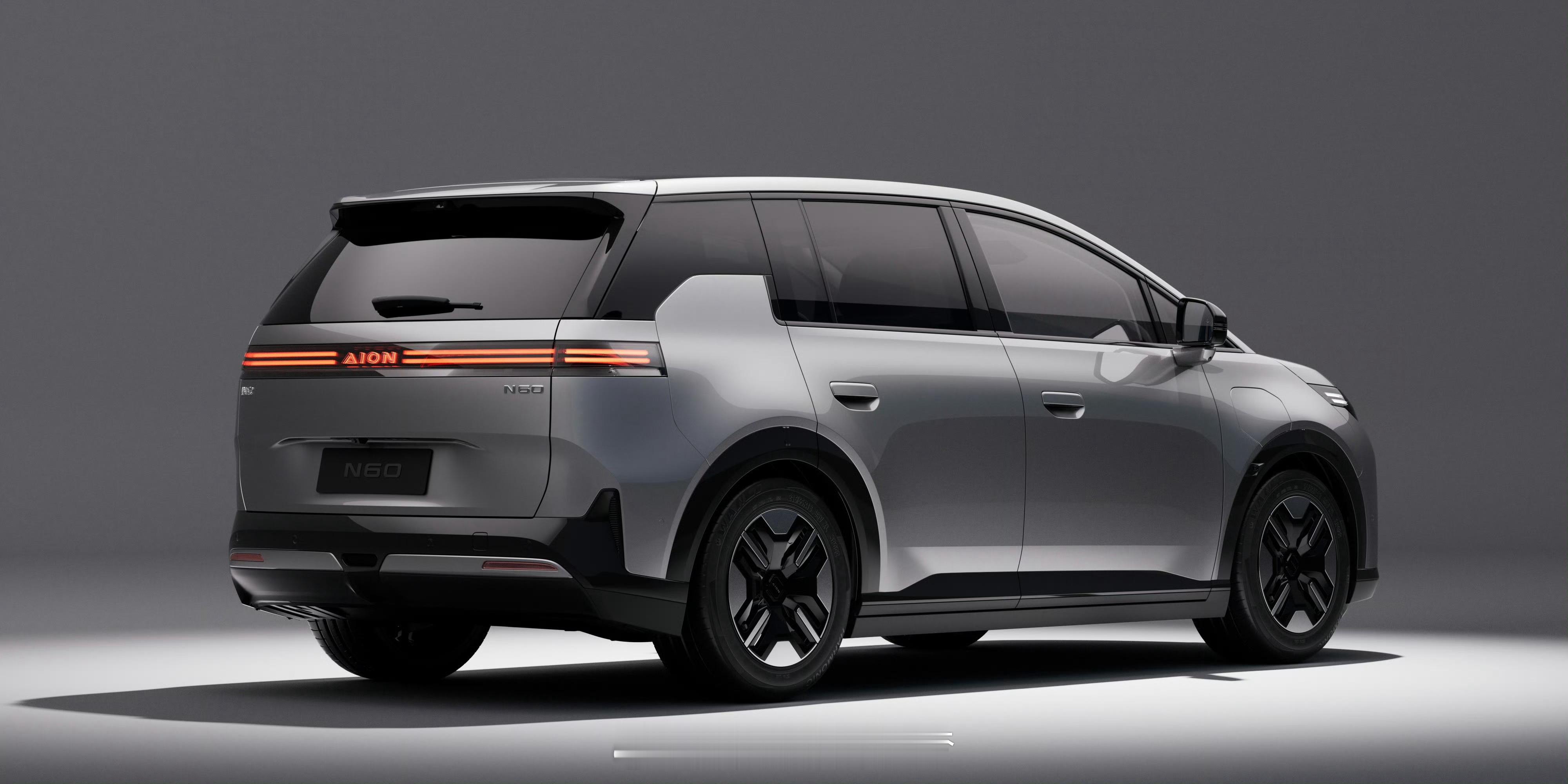 豪华电动超跑教父最新力作 最近看埃安N60的资料，发现家用纯电的思路变了，不再只