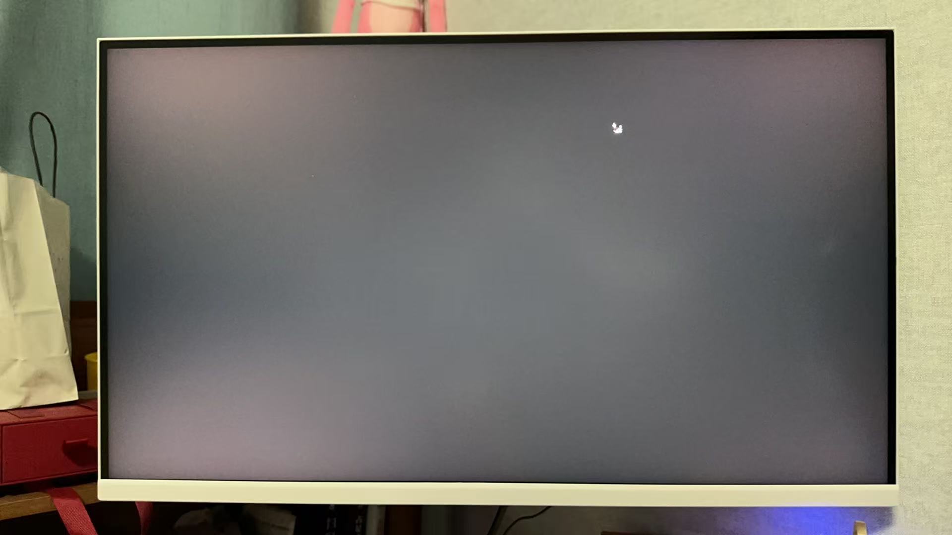 最近又是好多进系统黑屏的，但是有个鼠标。这种是windows的问题，不用慌，看看