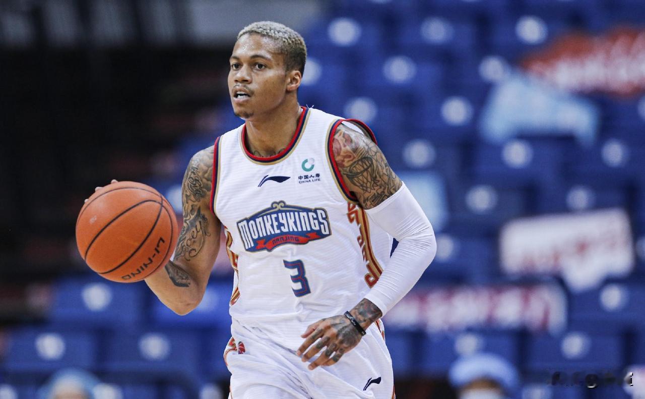 闲来无事翻看“CBA联赛各项单场最高”，发现一个好玩的：现役球员中，仅目前效力于