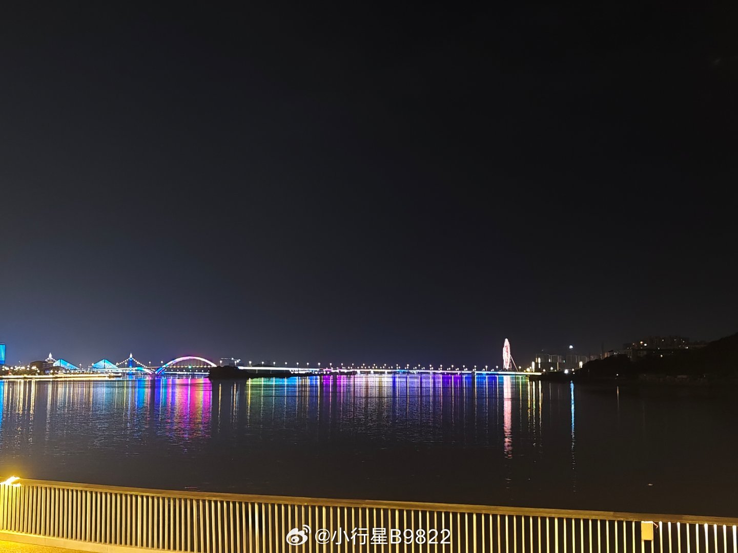 从家门口走到了海边夏天的夜风啊～想一直走到沈家门 