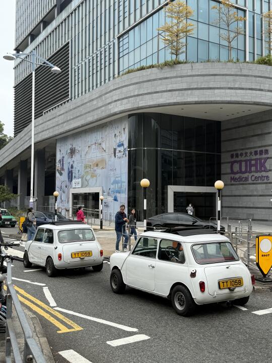 路華mini過馬路 車牌號是亮點