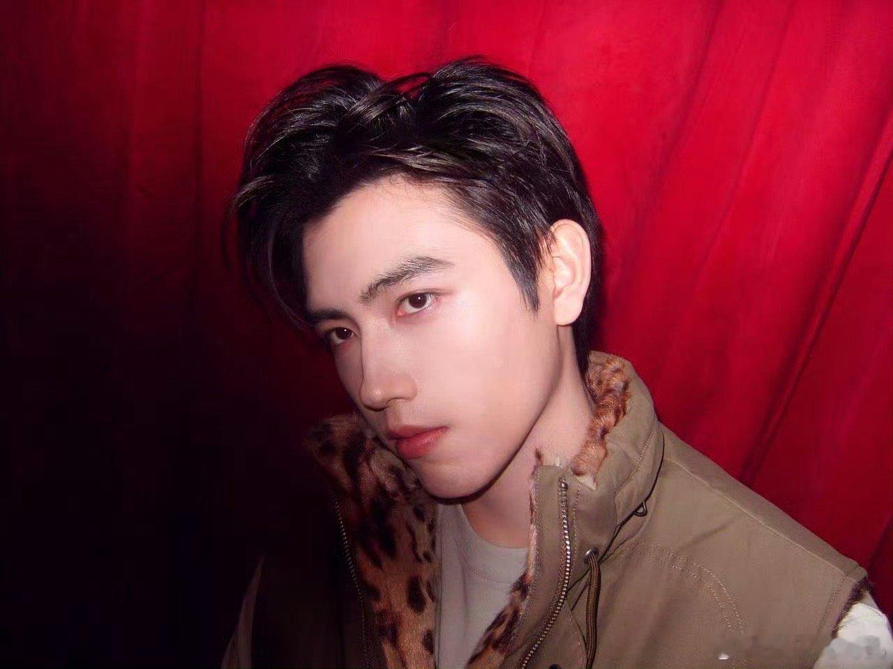 陈飞宇减肥的证据被我找到了 一口小蛋糕就能让陈飞宇开心成这样，减肥人士的快乐我懂