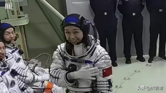 一气呵成！在进入太空舱前，黎家盈三个动作行云流水，太可爱了！

神舟23号飞船发