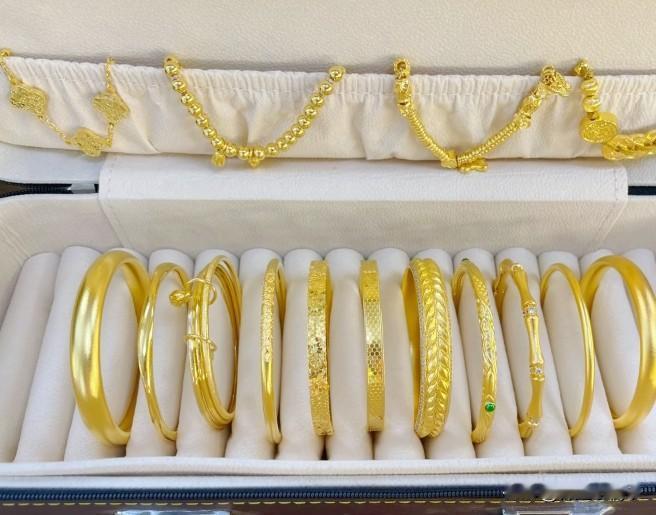 最近黄金跌惨了！伦敦金现最低跌到3886美元/盎司，国内金饰也跟着降，周大福每克