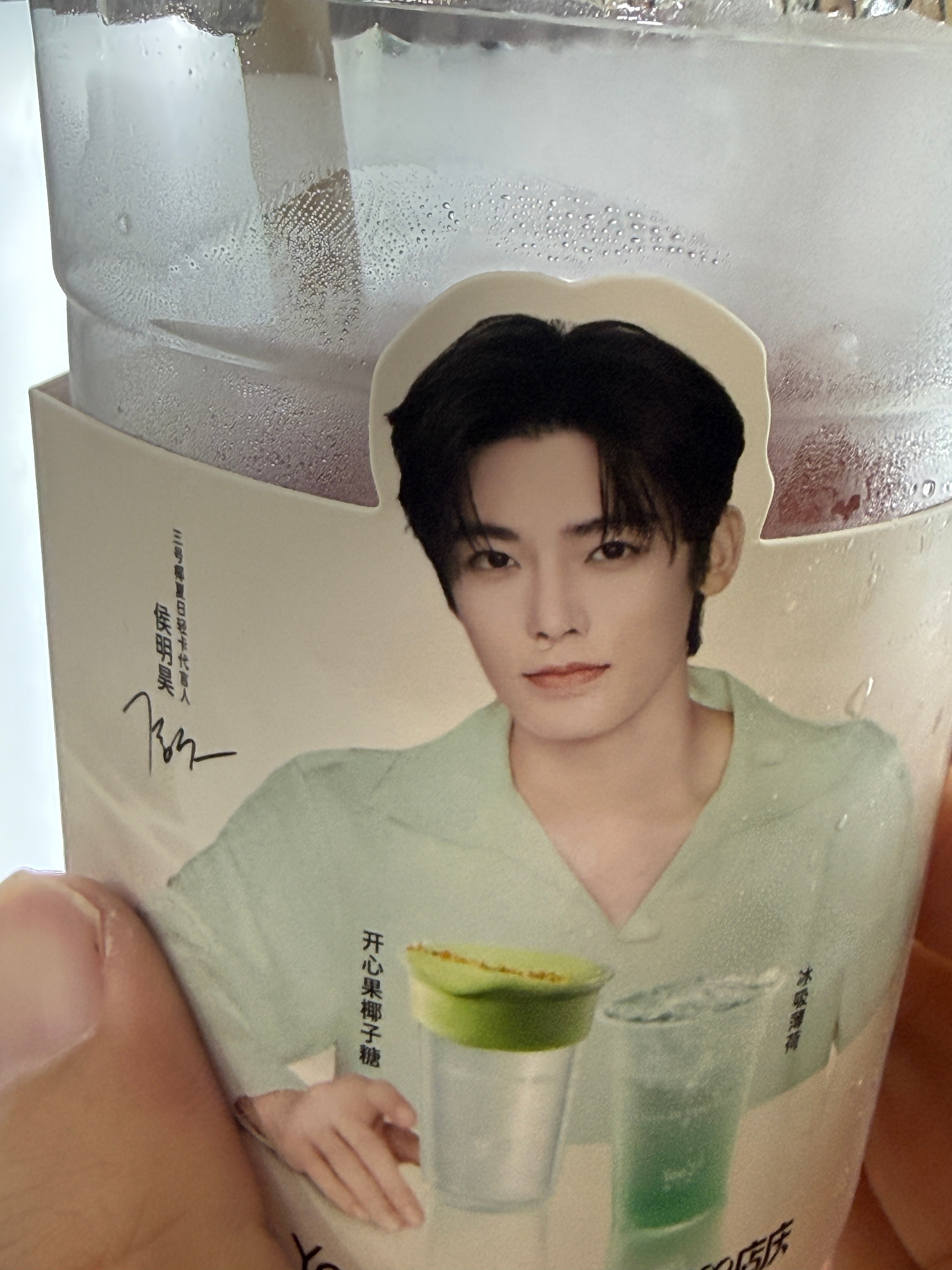 这侯明昊是谁呀？代言人咋还淌大鼻涕呢 ​​​