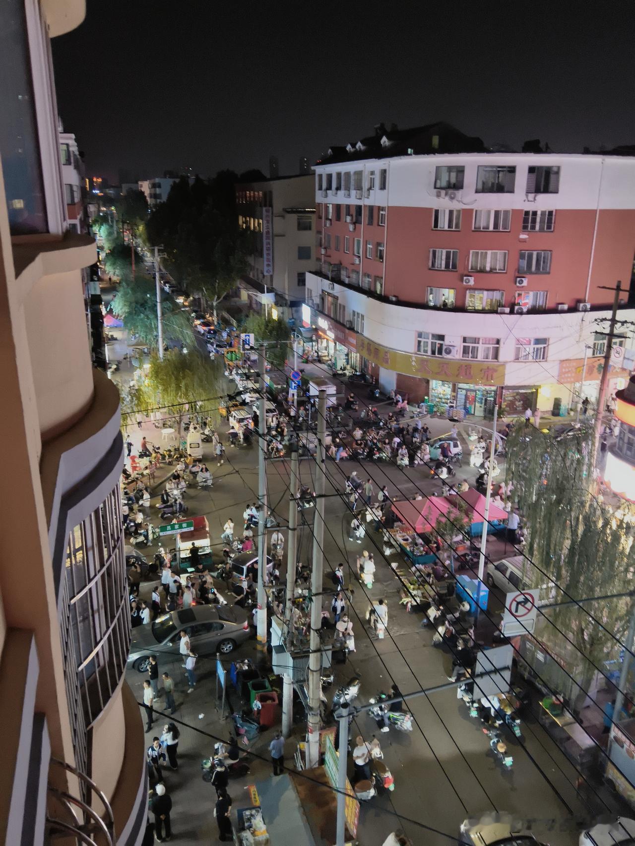 这条街一天当中，最热闹的时刻，记录下来，也是历史的一部分吧。
学《将相和》，和孩