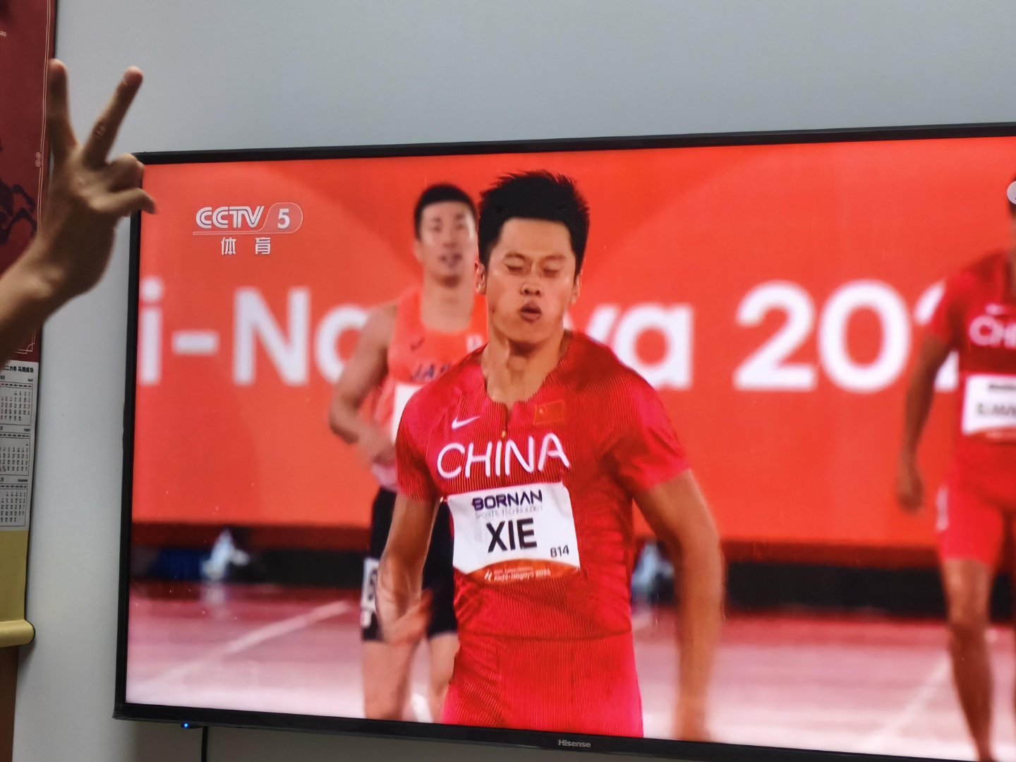 中国体育界高铁震撼日本赛场亚运会男子4×100米接力决赛，中国队再度登顶。年轻选