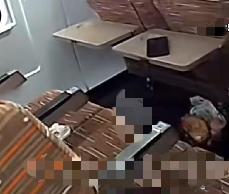7月3日8时56分，G159次列车突发紧急呼救，一女童吃果冻呛入气管，呼吸骤停，
