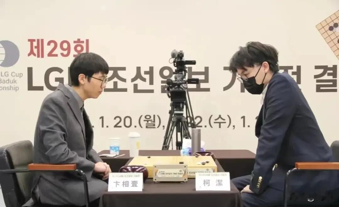 LG杯围棋冠军赛情况频出，中国选手柯洁继昨天因棋中未放入棋罐被罚分判输后，在今天