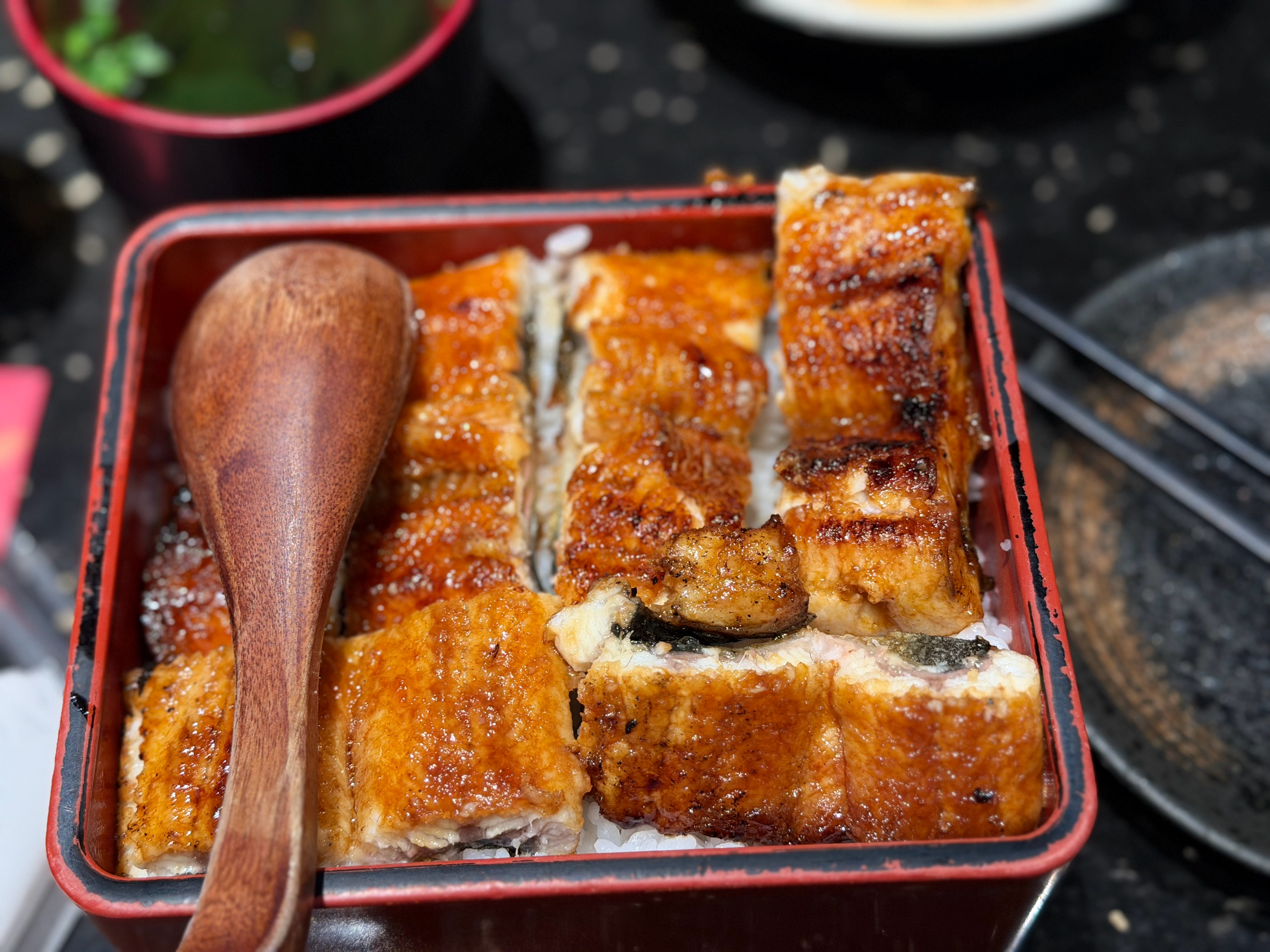 吃鳗鱼饭，店里在放五郎。这是12年前的五郎，第4季第5话，去了爱知县的日间贺岛。