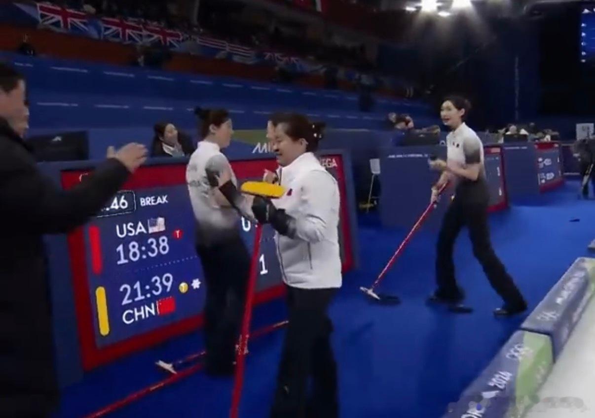 中国冰壶女队vs美国刚才半场4-1领先美国，真的看得人热血沸腾！中国队偷分那一下