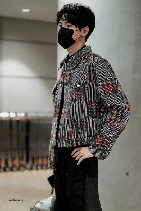 #龚俊巴黎时装周出发路透##龚俊时装周出发look# 龚俊巴黎时装周出发look