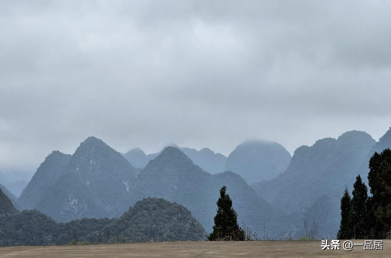 老家农村有个风俗，墓穴安葬之地，讲究风水宝地，讲究碑的朝向方向。前不久看到一个地