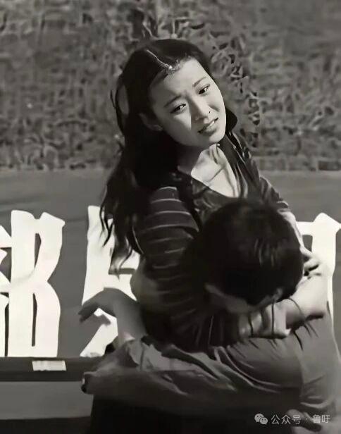 这张老照片在网上流传，看哭了无数国人！据称这张照片拍摄于1985年的云南老山前线