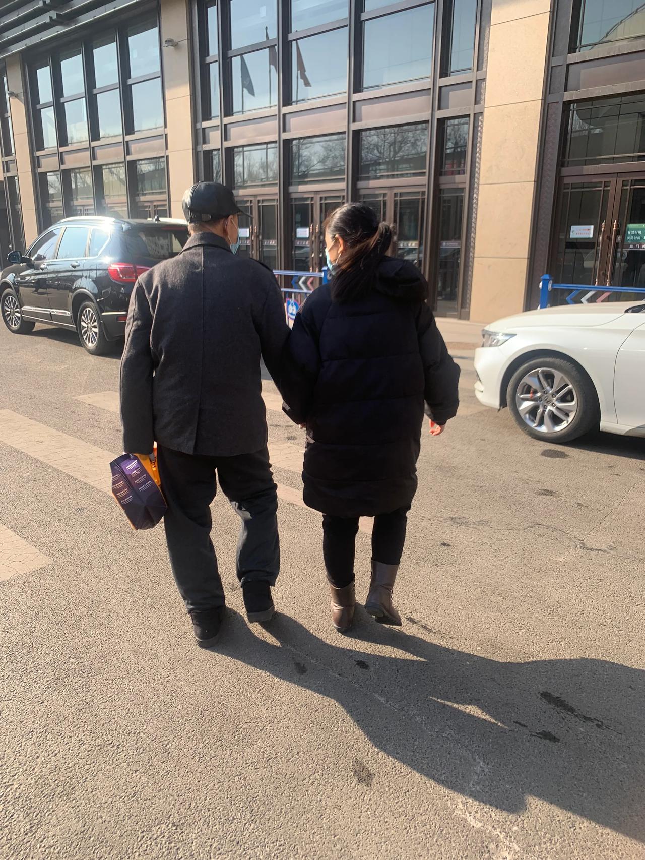 我必须要活到105岁，我没活够。倾家荡产也要保住我的命！
我的老丈人，78岁，农