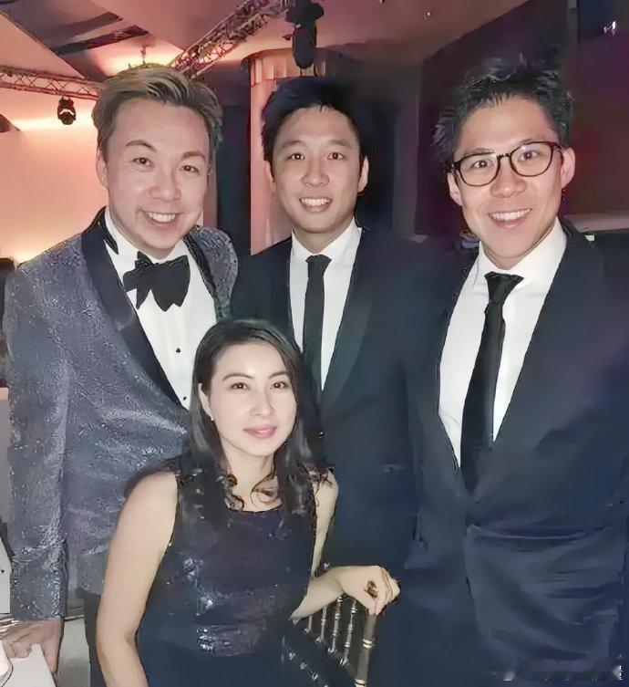 郭晶晶和霍家三兄弟合影，尽显霸气大嫂风范！ ​​​