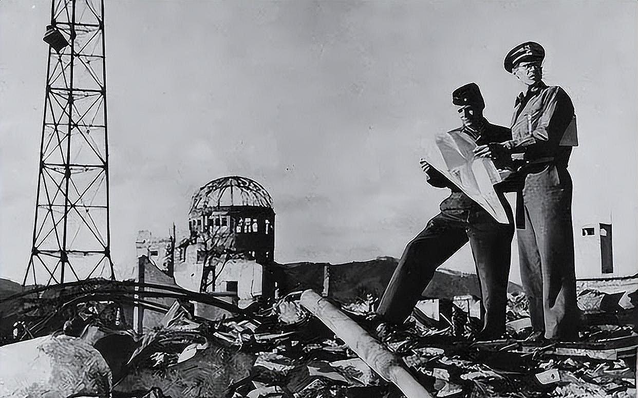 1945年8月6日，原子弹爆炸30分钟后，日本广岛街头站满了幸存者。一个日军正在