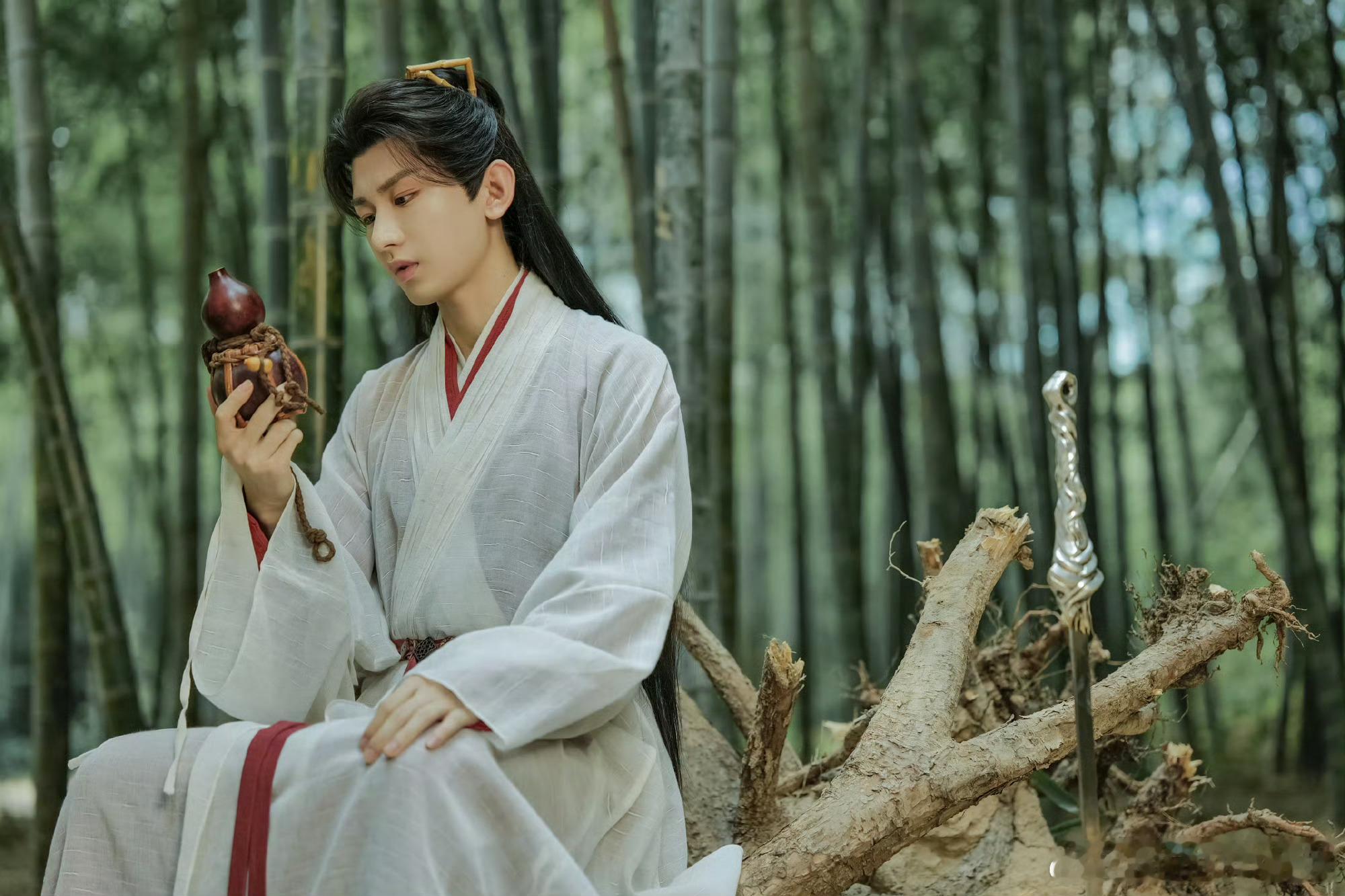 Scy喜欢成毅，喜欢他纯净澄澈如朗月清风，喜欢他热烈逐梦如永不灭的火光。成毅｜赴