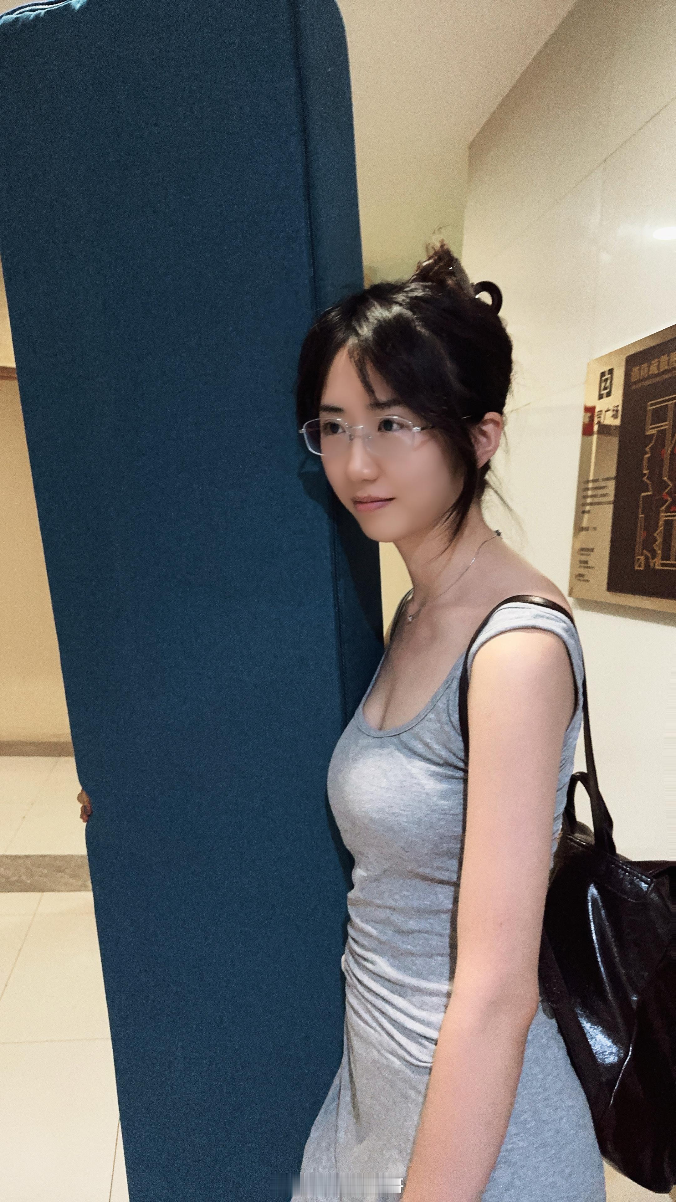 每次停车的时候都会尽量靠柱子一点……就单纯地想给旁边的车多让出点距离…… 