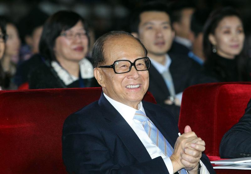 李嘉诚的逆周期布局堪称商业传奇。近两年，长和系持续抛售海外资产，像出售英国铁路租