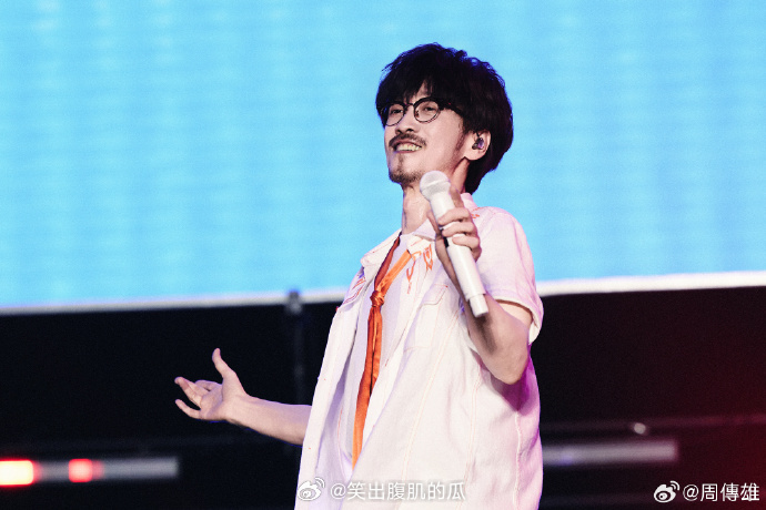 在荆州听周传雄唱黄昏周传雄唱黄昏 奔赴家乡音乐节只为听周传雄唱《黄昏》，雨后彩虹