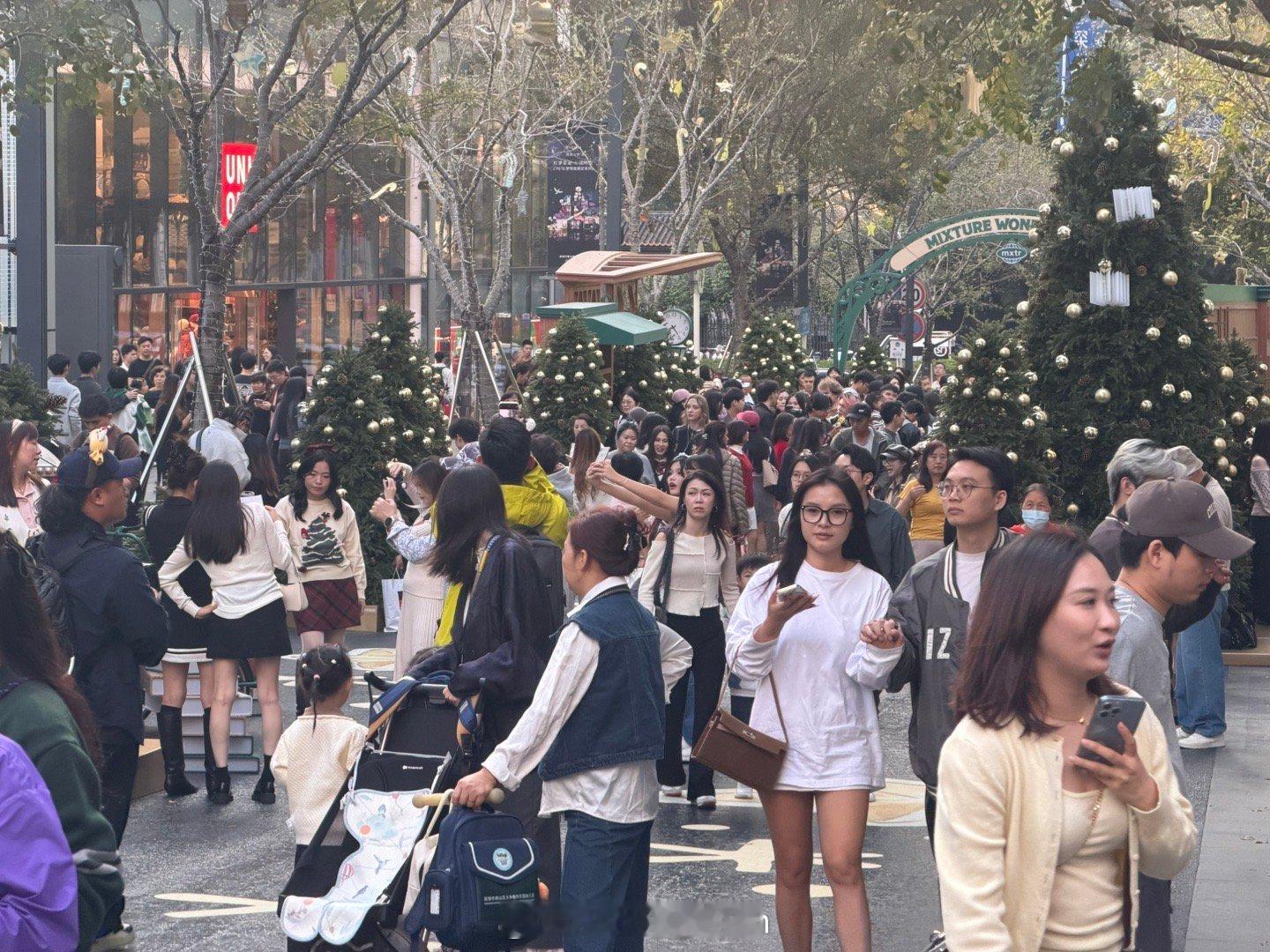 不是…这也太多人了吧好恐怖的人流，这圣诞节真的 深圳·华润城万象天地