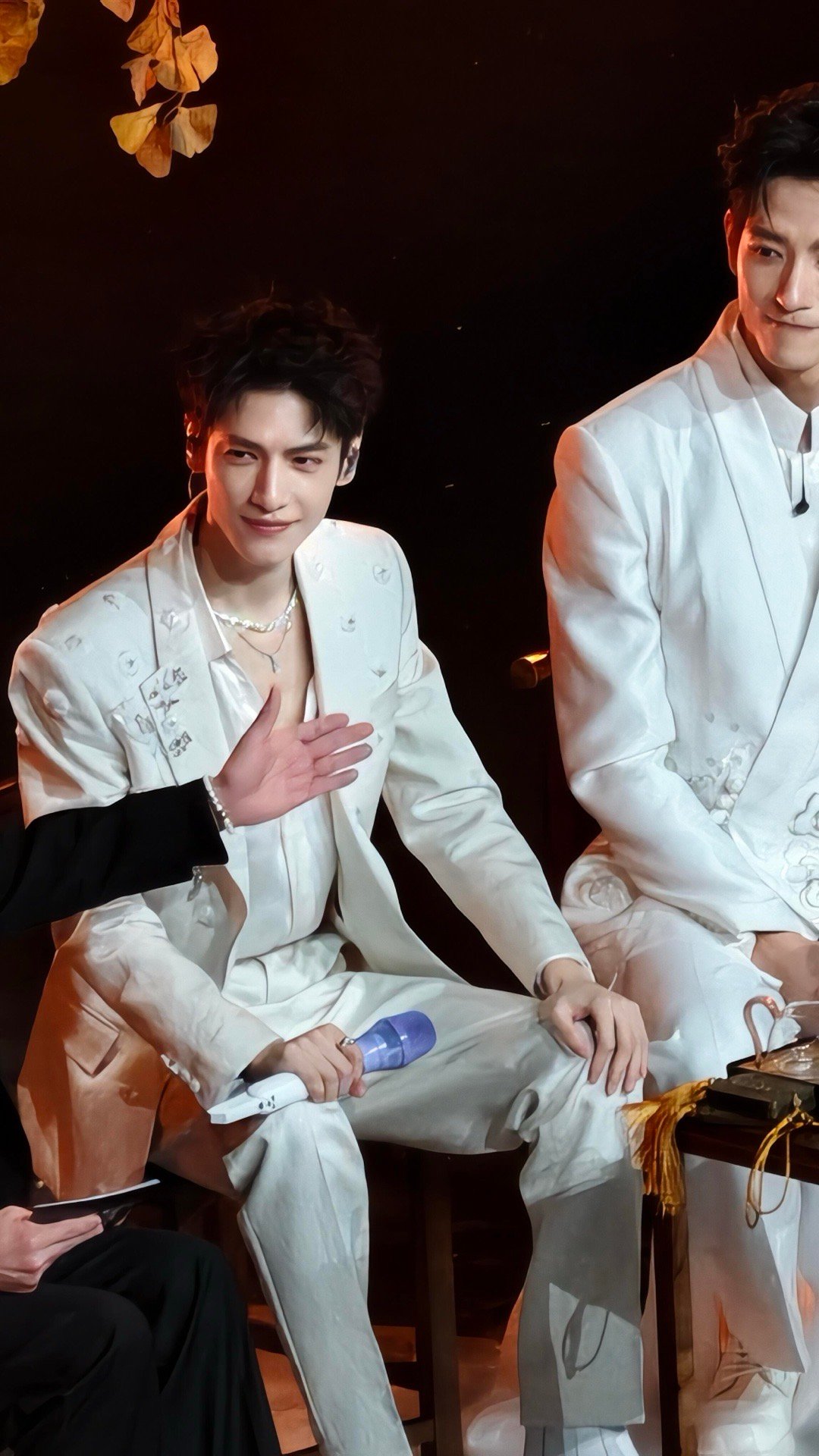 帅晕我了！罗云熙上海水龙吟演场会又有神图了！白色西装真的很显出他温润的气质