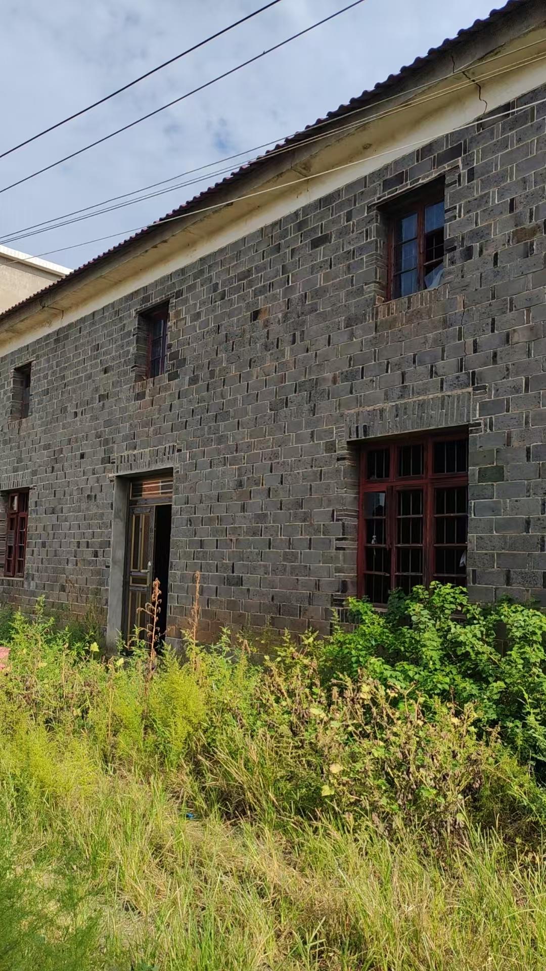 老家村里家家户户都建了新楼房，我家80年代建的房子已经是村里最老旧的房子了，杂草