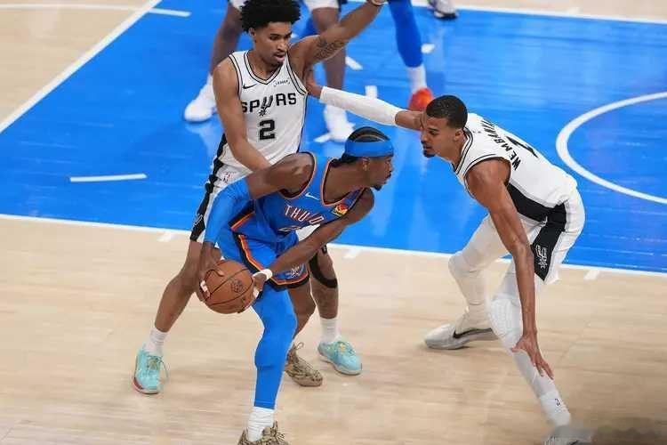 NBA季后赛继续进行，俄克拉荷马城雷霆队主场反弹扳回一城追平。亚历山大得到30分
