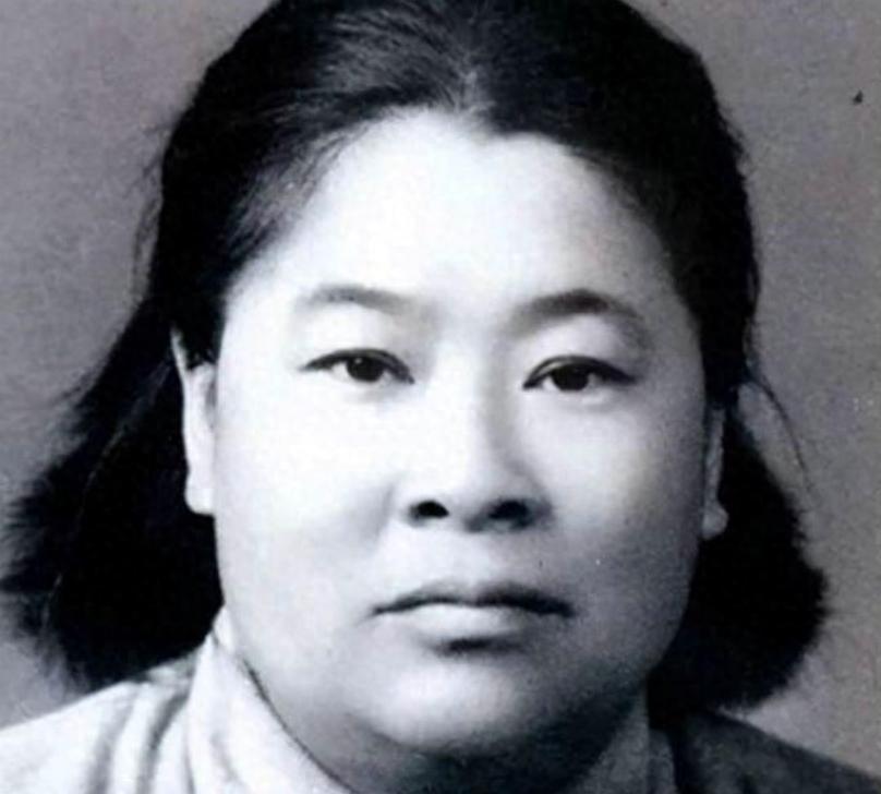 1933年，许世友听说队伍里来了个武当派女兵。他迈开大步走过去，咧嘴一笑：“我倒