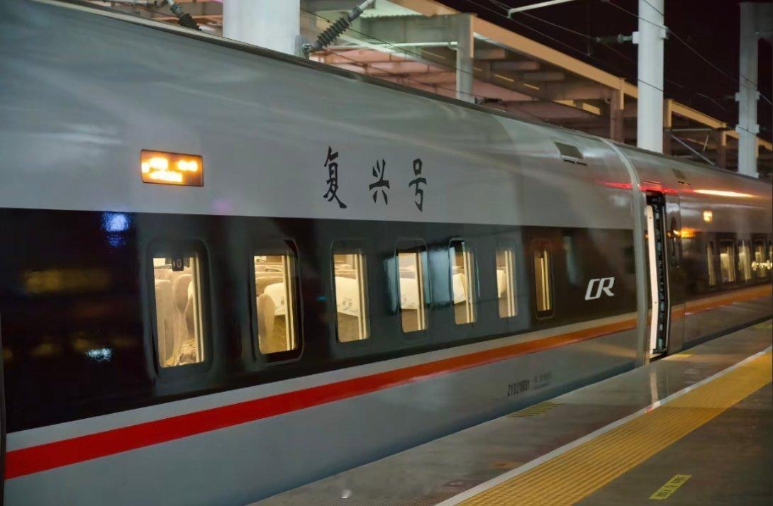 国庆这客流量大的把双控系统丙级公务车都拉出来跑临客了。公务车小知识: 1. 公务
