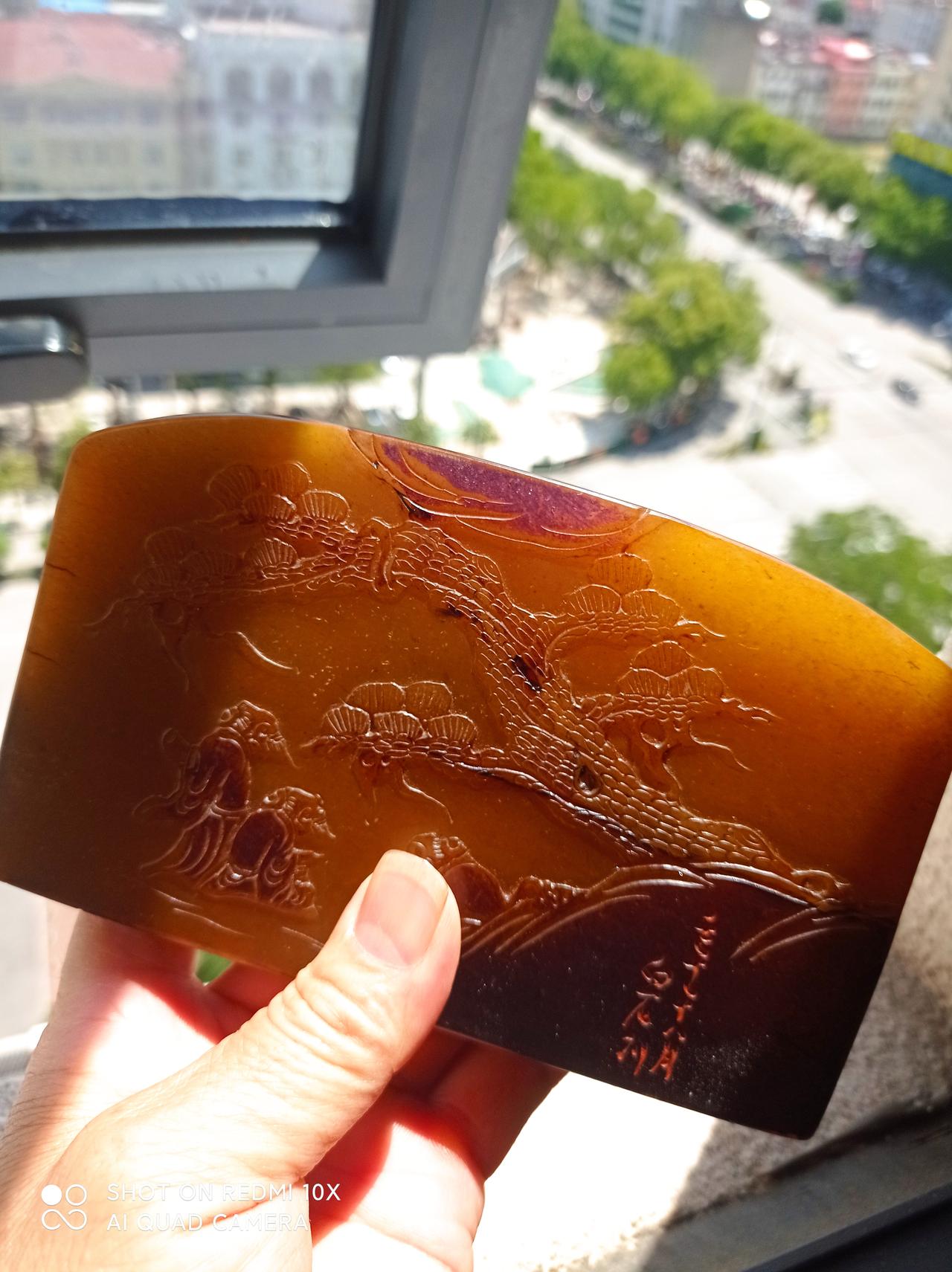今儿给大家分享一方齐白石老先生的真迹，是一方带有白石款的寿山坑头田黄超大印章。田