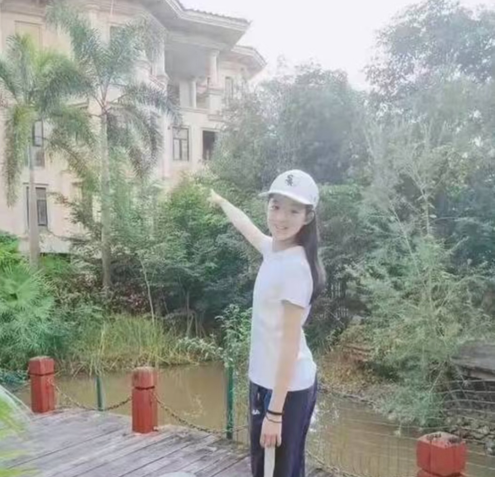 黄杨钿甜爸爸杨伟说网上流传的黄杨钿甜“手指别墅”照片为一家人六七年前路过该别墅时
