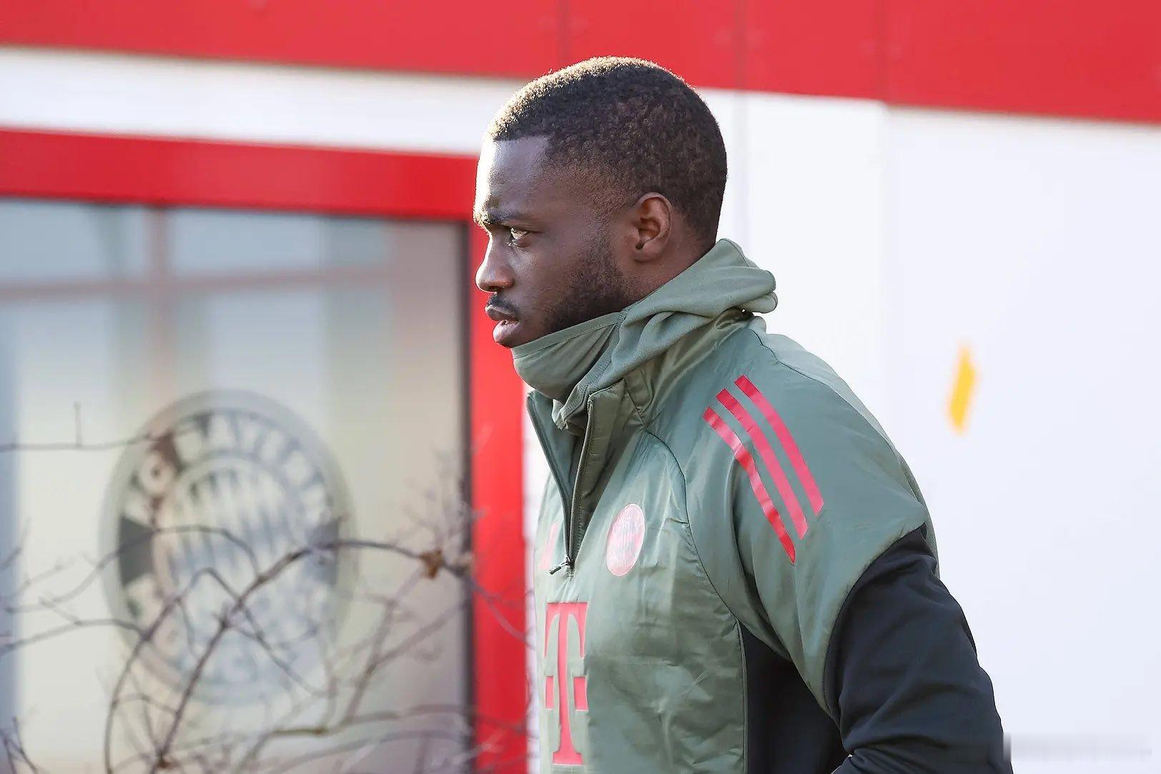 🚨關於達約特·烏帕梅卡諾續約的談判比預期持續時間更長。該交易主要有兩個焦點：1