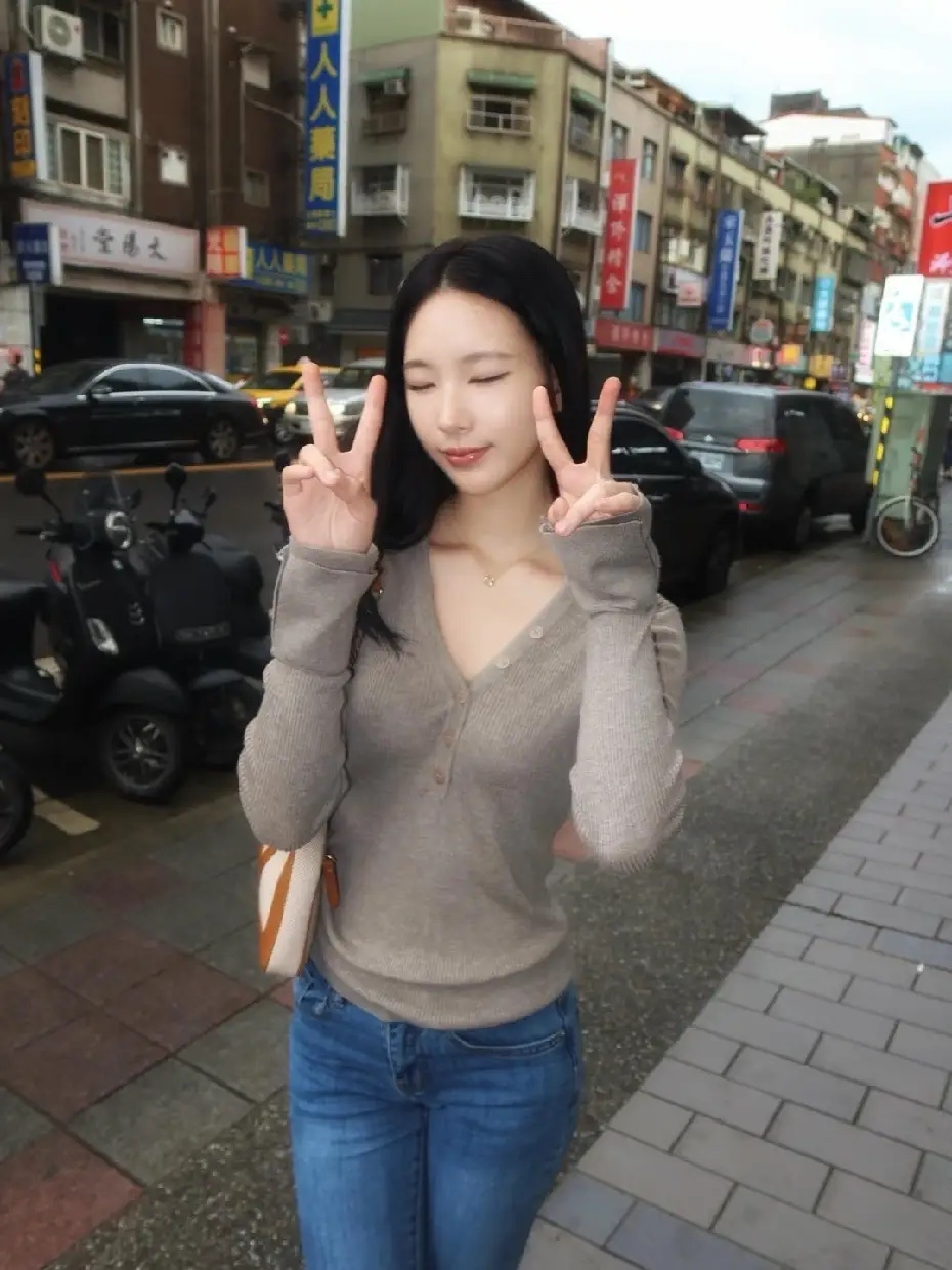 小S大女儿许曦文，随性街拍，松弛感拉满，她的长相一般，但也无所谓，因为就光是“小