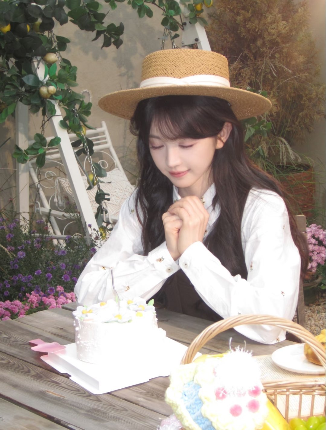 明星丨穿搭丨气质田曦薇一组可爱搞怪的草帽美图～ ​​​