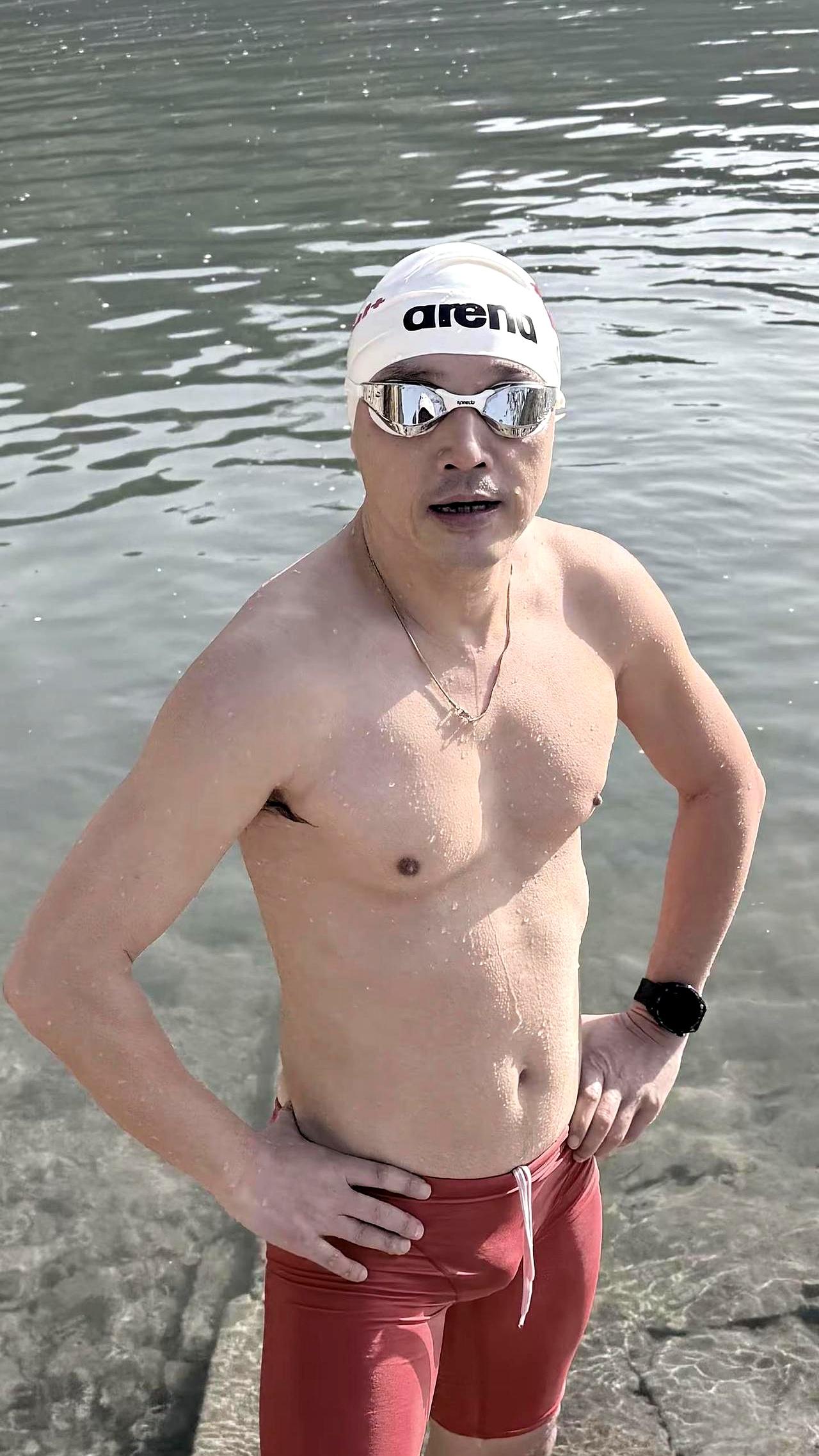 早啊！28日早晨8点，水湿13摄氏度，
 

他准时出现在这个温度只有13度的水