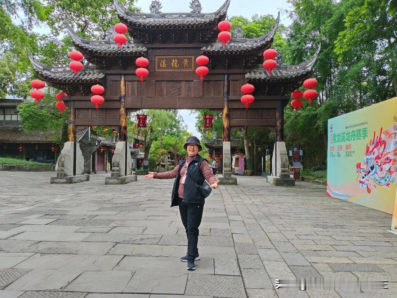 这一趟四川行，虽然第二天就在川菜馆摔坏了手机，但没有耽误继续前行，买的新手机因密