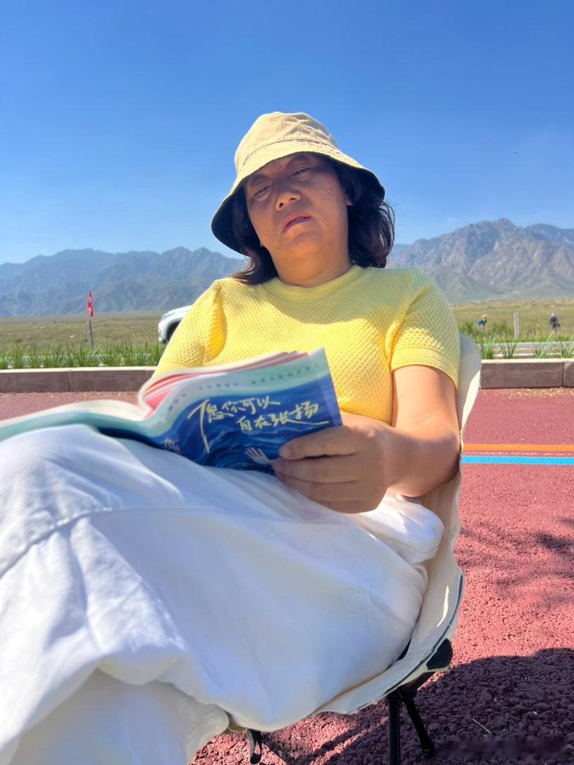 可能因为我总搜索勇敢面对苦难的故事，有一天平台就给我推送了刘开心的视频，然后就被