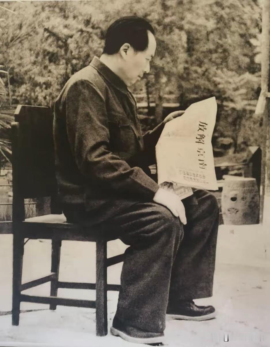 这是1949年4月25日摄影师徐肖冰于北京香山双清别墅拍摄的经典历史照片。毛泽东
