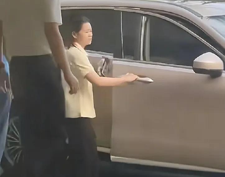 仅感受一天大学生活，参加完开学典礼的全红婵，又要马不停蹄的离开暨南回去进行魔鬼训