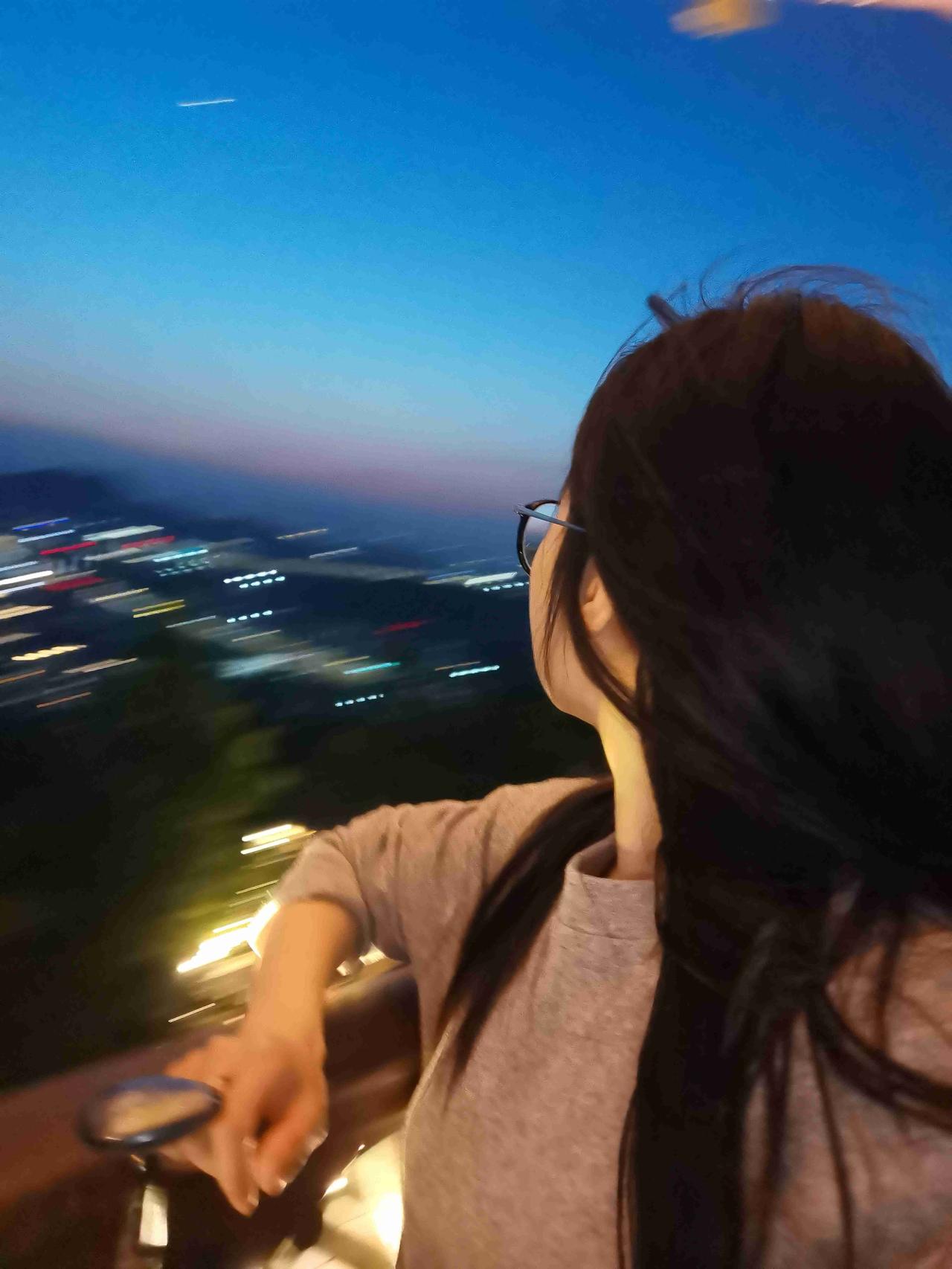 这两天都是八点半上班，
晚上八点多下班，
累到看小老板也不可爱了。

小老板妈妈