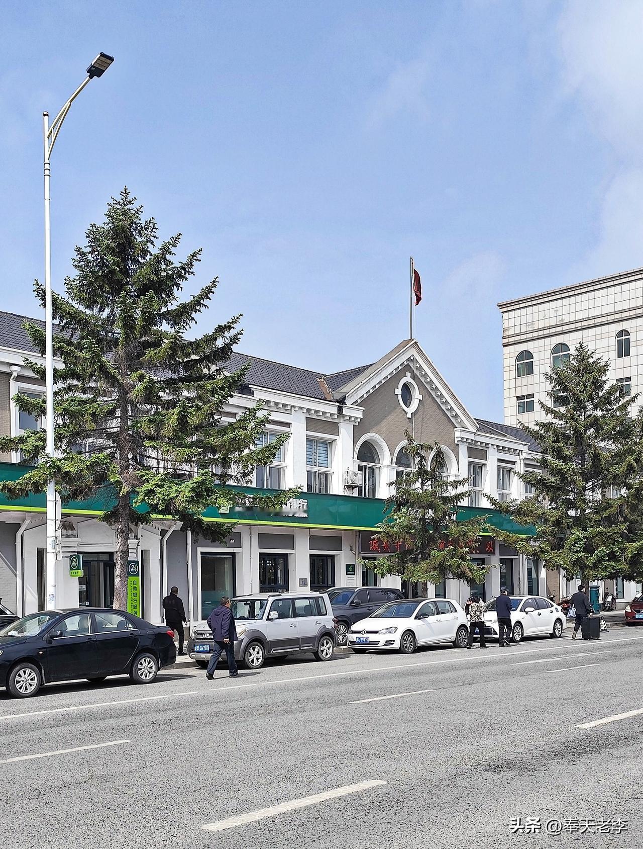 普兰店老建筑——站前邮电局。
站前邮电局，位于大连市普兰店区站前广场附近，这是一