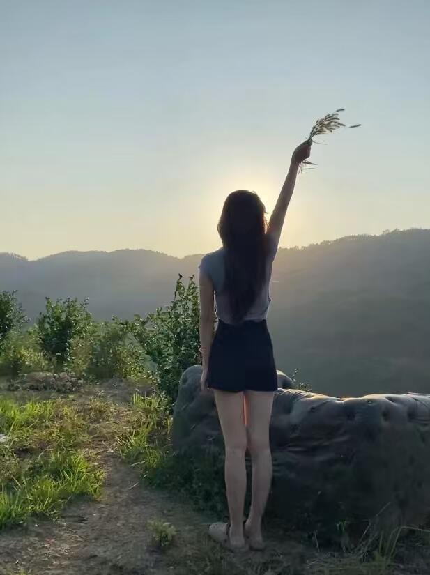 社会又一大怪象：
现在不管是男的，
还是女的，

都喊累。

男人说累，
挣钱养