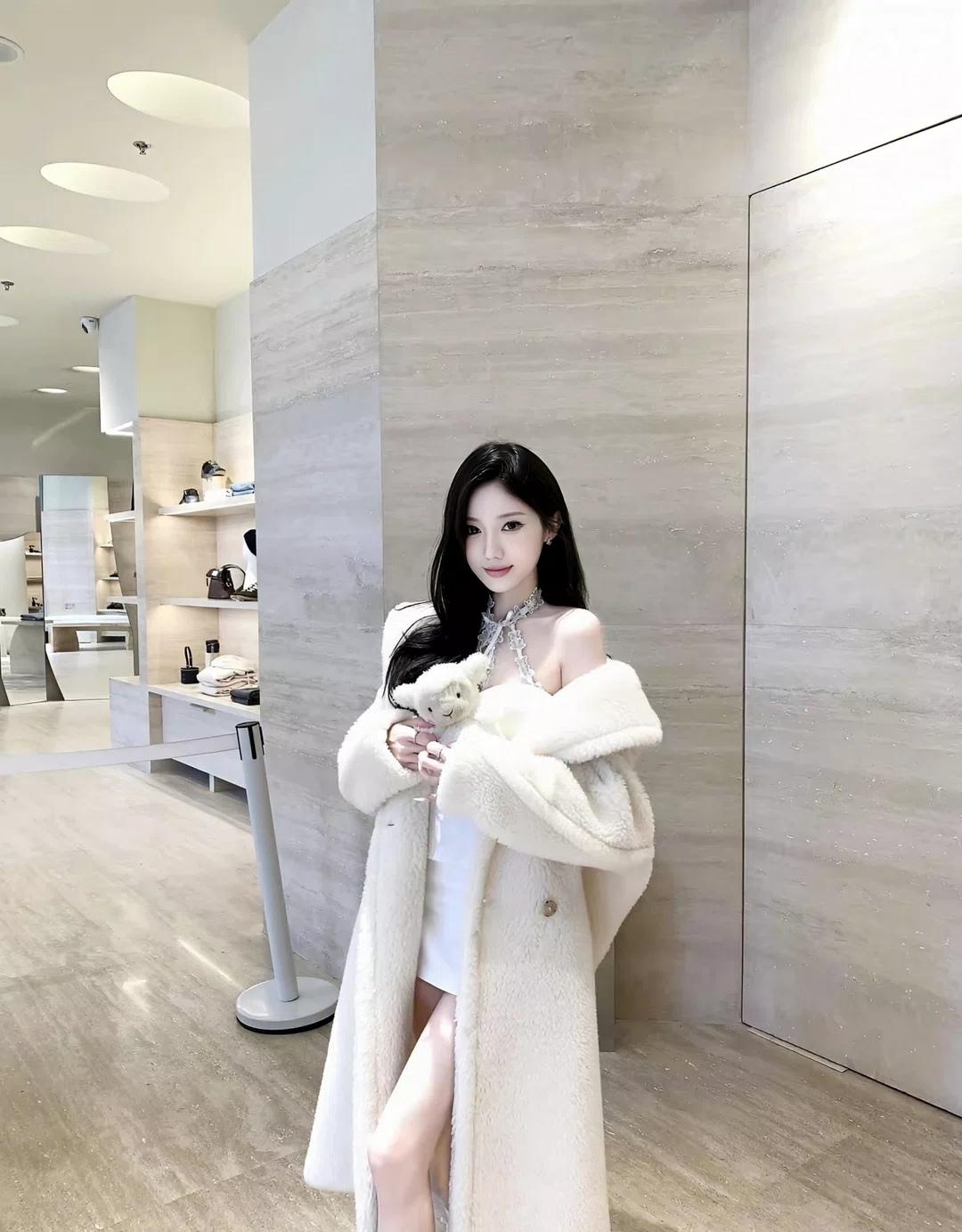 冬日穿搭指南：毛茸茸外套+甜美小兔玩偶🐰💕
裹着一身蓬松的白时，像是钻进了一