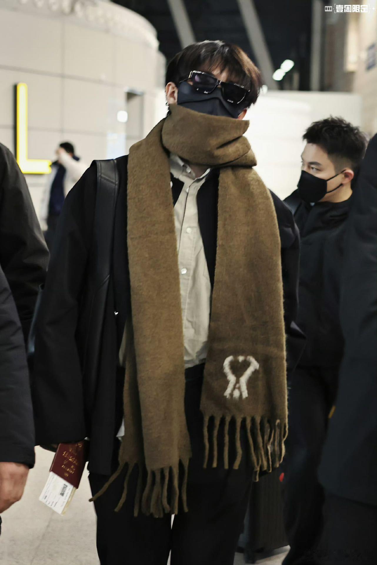 周翊然周翊然的大宽肩很曼妙周翊然巴黎时装周出发路透，这身造型好秋冬男友 