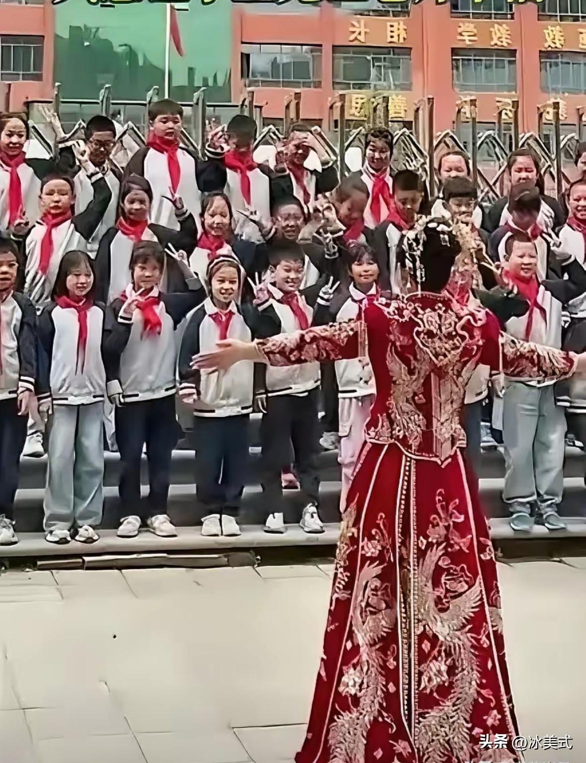 这个女老师火了！陕西，一位女老师邀请全班的小学生来参加自己的婚礼，家长商量后，每