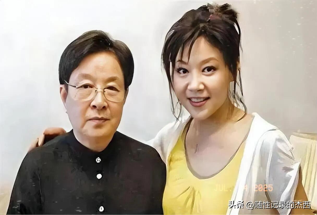 谷建芬是真正的音乐艺术大师，这么大年龄了看着还那么有气质，多少人到这个年龄会有她