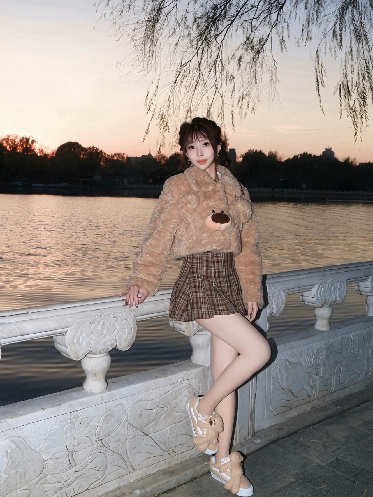 湖畔倚栏人，秋意入画来。优雅自信穿搭分享 有什么舒服好看的女生穿搭