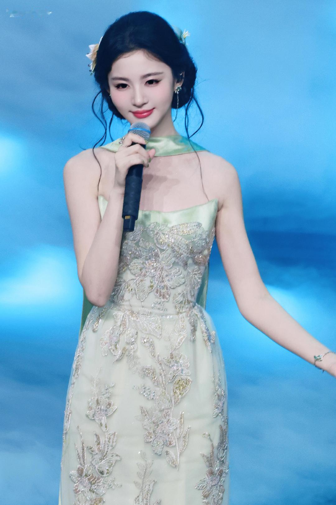 又听到赵晴唱歌了 也没人告诉我赵晴唱歌这么好听啊，台风好稳，舞台表现力十足～ 